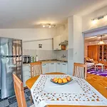 Apartment Cerin With Balcony