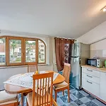 Apartment Cerin With Balcony