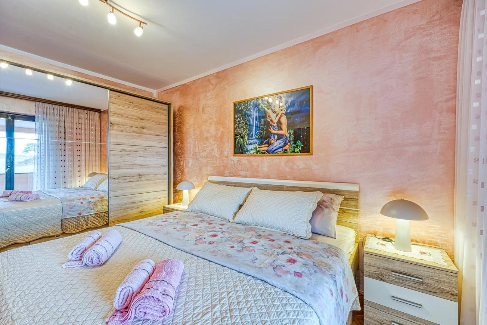 Apartment Cerin With Balcony Porec