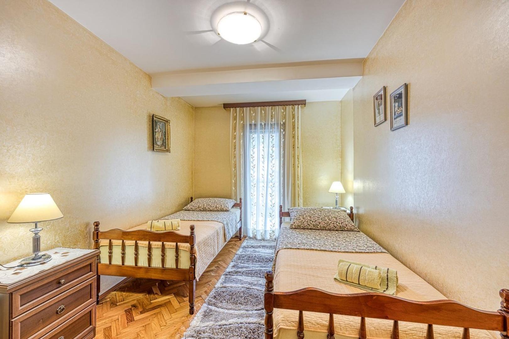 Apartment Cerin With Balcony