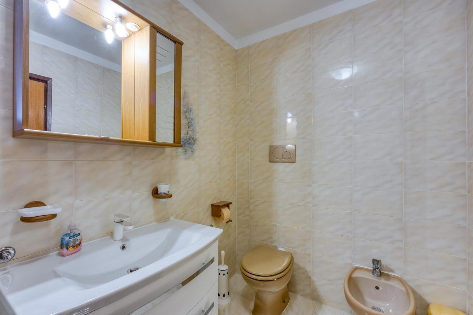 Apartment Cerin With Balcony