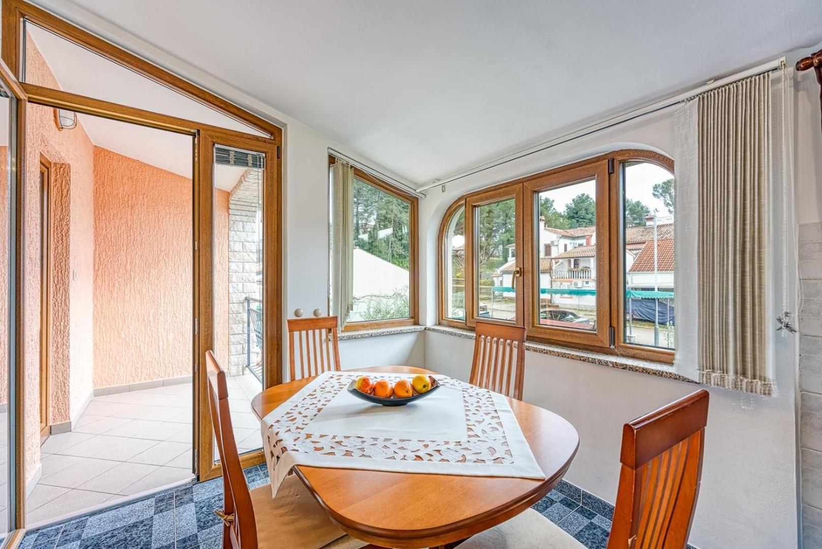 Apartment Cerin With Balcony